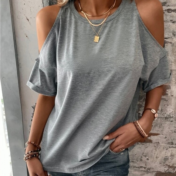 Cold shoulder solid T - Picture 3 of 3